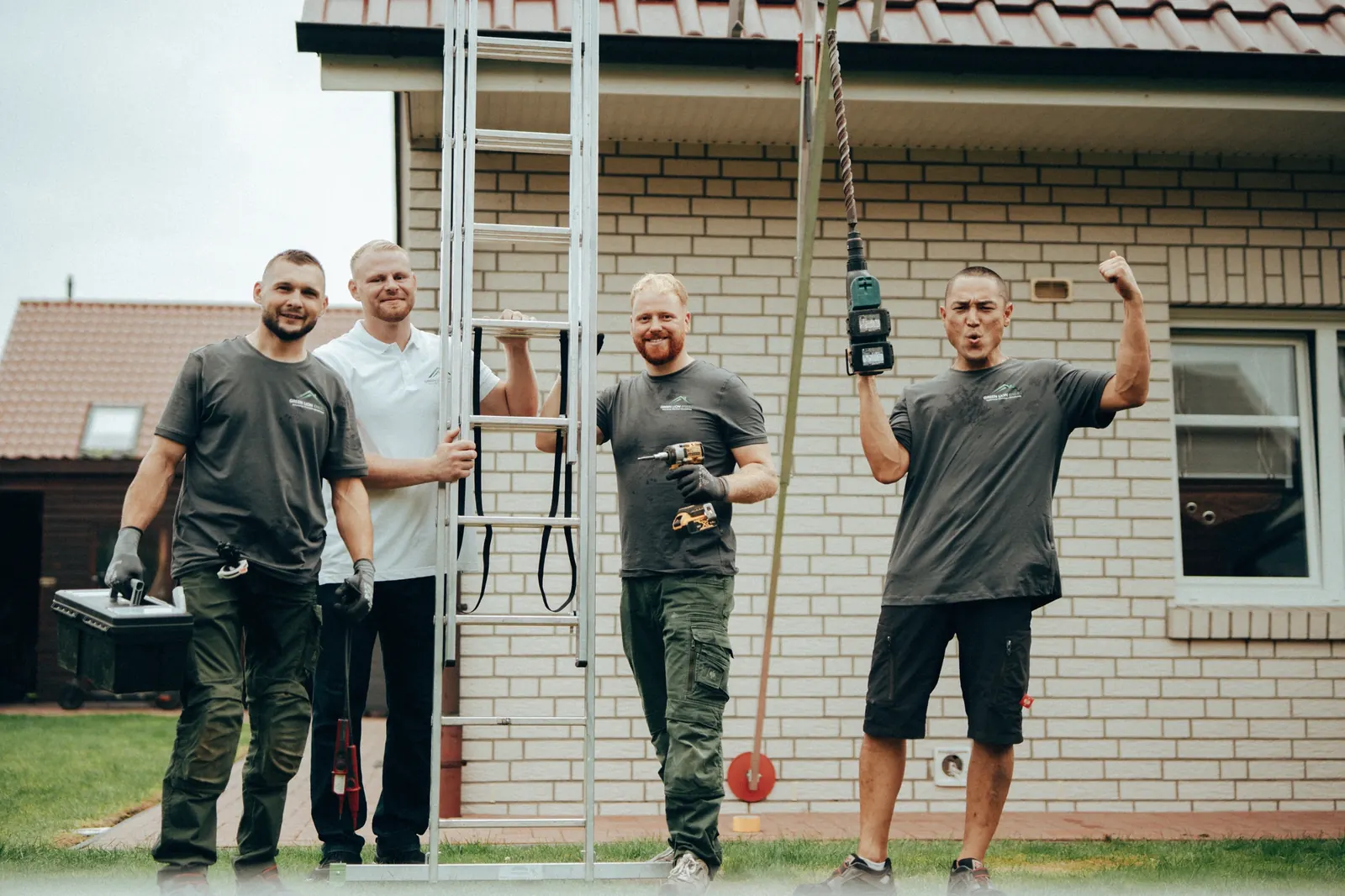 Das Team von Green Lion Energy vor einem Wohnhaus in der Region Delmenhorst