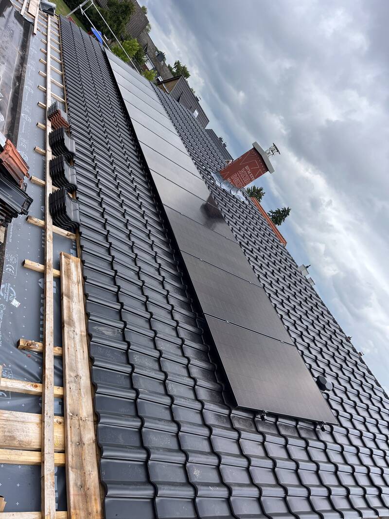 PV-Installation auf Steildach in Stuhr – neue Dachlattung mit Solarmodul-Unterkonstruktion